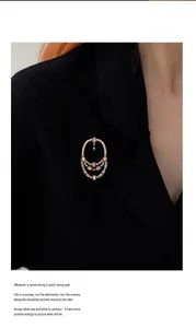 Gros plan d'une élégante broche vintage en or avec cristaux sur un blazer noir classique