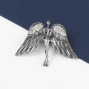 Vista detallada de un broche de ángel de aleación con brillantes diamantes de imitación.