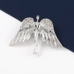 Vista detallada de un elegante broche de ángel plateado con alas de brillantes cristales