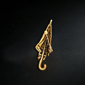 Rückansicht der goldenen Regenschirm-Brosche im Vintage-Stil mit Anstecknadel-Detail