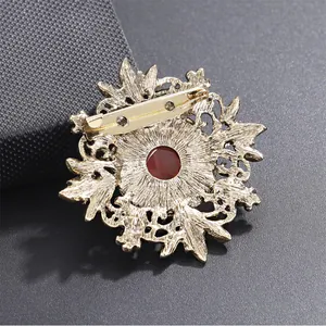 Vue détaillée de l'arrière d'une broche vintage avec un fermoir à épingle de sécurité