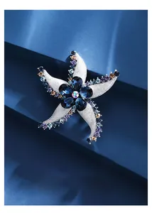 Detailansicht der luxuriösen Seestern-Brosche mit dunkelblauer Kristallblume, Silber.