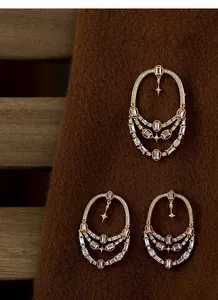 Détail de broches évidées en or vintage avec cristaux et étoiles sur de la laine
