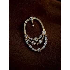 Broche ajourée vintage de style méditerranéen avec pampilles en cristal et étoiles