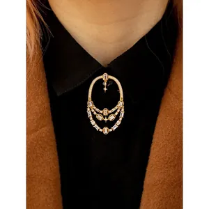 Broche rétro évidée en or avec cristaux baguette élégants pour accessoires de mode féminins