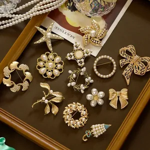 Vintage Baroque Pearl Brooch For Women Matte Gold Alloy Rhinestone Pin Fashion Clothes Accessories Elegant Starfish Floral Brooch