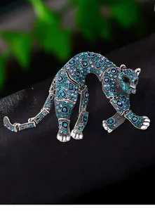 Dettaglio ravvicinato di una spilla leopardo retrò tempestata di cristalli blu.