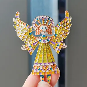 Primo piano di una spilla a forma di angelo in smalto colorato con ali e mosaico