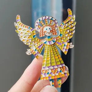 Vista dettagliata della spilla a forma di angelo retrò colorata con motivo a mosaico