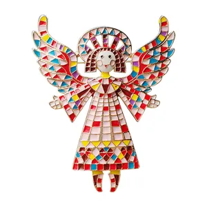 Dettaglio di una spilla in smalto angelo mosaico colorato con eleganti ali dorate.