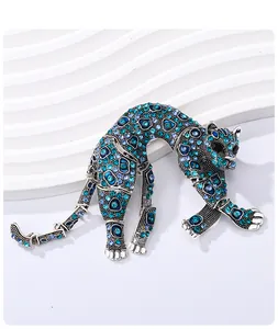Vista dettagliata della spilla leopardo vintage con strass blu e finitura argento