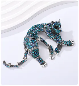 Dettaglio di una spilla a forma di leopardo articolato con strass blu su base in metallo