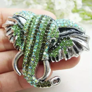 Retro zilverkleurige olifant broche met groene en iriserende strassteentjes accent