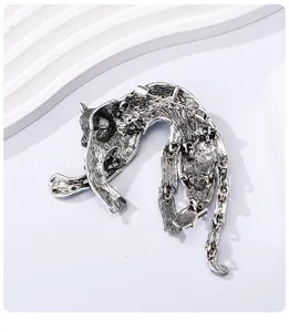 Primo piano del retro di una spilla a forma di leopardo in argento vintage.