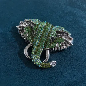 Vintage zilveren olifantenkop broche bezet met levendige groene kristallen