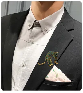 Dettaglio macro di una spilla da uomo vintage a forma di leopardo con strass blu.