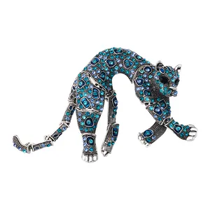 Spilla a forma di pantera vintage in argento con cristalli blu e turchesi luccicanti.