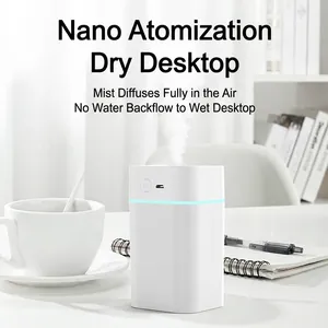 Humidificateur de bureau USB blanc compact avec brume sur un bureau de travail propre