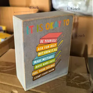 Gedetailleerd overzicht van retro houten decoratiebord met inspirerende citaten
