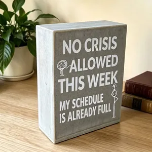 Gedetailleerde opname van een grijze houten bureauplaat met een grappige quote