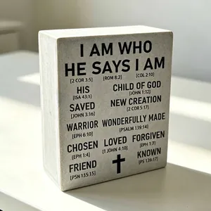 Detailopname van vintage houten blok met inspirerende religieuze teksten