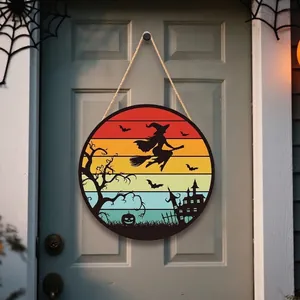 Rundes Halloween-Türschild aus Holz mit Hexen-Silhouette und gruseligem Sonnenuntergang