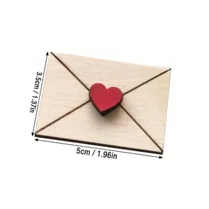 Pequeño cartel de sobre de madera con corazón para decoración de San Valentín