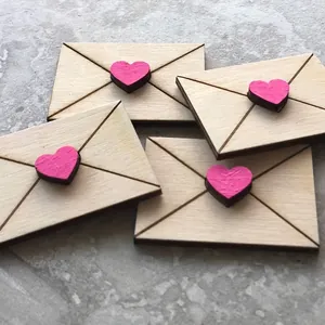 Decoraciones de sobres de madera con corazones rosas para bandejas de San Valentín