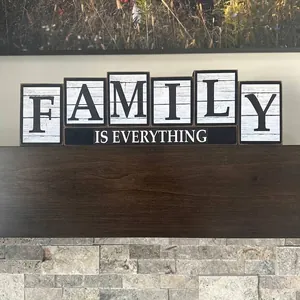 Rustikales Holzschild Family Is Everything für Kaminverkleidung im Bauernhausstil