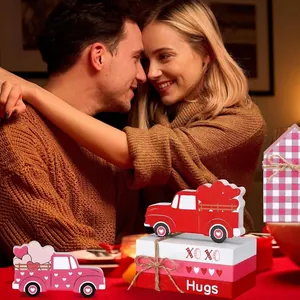 Houten Valentijnsdag tafeldecoraties met rode vrachtwagen en hartblokken op een tafel