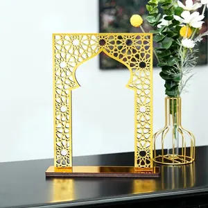 Elegante decoración de arco de acrílico dorado con intrincados patrones geométricos