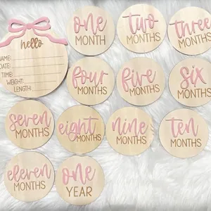 Monatliche Meilensteinkarten aus Holz für Neugeborene mit rosa 3D-Schrift