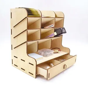 Houten cosmetische organizer met meerdere vakken en lade op witte achtergrond
