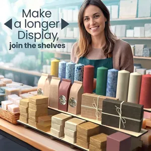 Dreistufiges Holz-Display-Ständer für Einzelhandelsprodukte in einem Lifestyle-Shop
