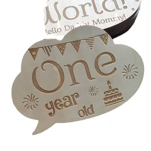 Detalle de tarjeta de madera con forma de nube para hitos de bebé 'One year old'