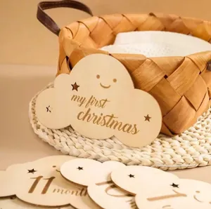 Detailaufnahme der hölzernen Meilensteinkarten für Babys mit Gravur My First Christmas
