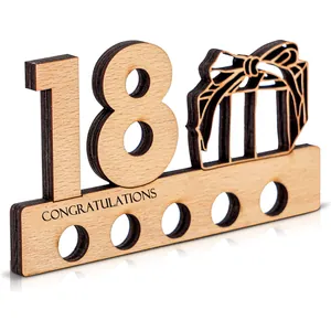 Détail macro du porte-monnaie en bois pour 18e anniversaire avec sculpture cadeau