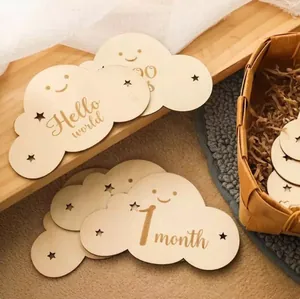 Detailansicht der wolkenförmigen Baby-Meilensteinkarten aus Holz mit Gravur.