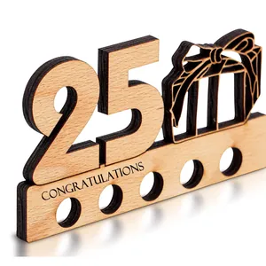 Vue détaillée d'un porte-billets en bois pour 25e anniversaire avec message félicitations