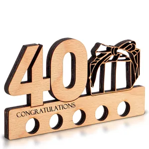 Gros plan d'un support de cadeau d'argent en bois pour 40e anniversaire au laser.