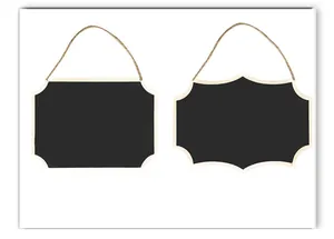 Due lavagnette decorative in legno appese per messaggi o decorazioni per feste