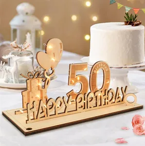 Détail du panneau de table en bois pour le 50e anniversaire avec guirlandes LED.