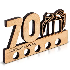 Détail d'un porte-billets en bois pour 70e anniversaire avec gravure félicitations