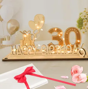 Gros plan d'une plaque de table en bois pour le 30e anniversaire avec lumières LED