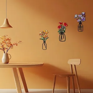 Set di tre decorazioni murali con fiori in metallo colorati in vasi di metallo minimal