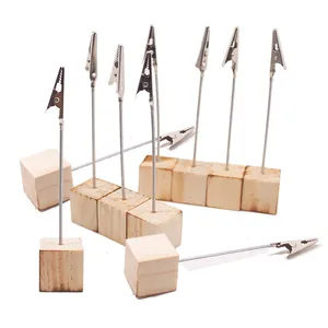 Gedetailleerd overzicht van creatieve houten kubus kaarthouders met metalen clips