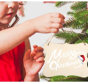 Gedetailleerd zicht op houten Merry Christmas bordje dat aan de kerstboom hangt