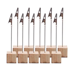 Gedetailleerd overzicht van tien houten memocliphouders met metalen clips voor feesten.