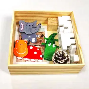 Detailansicht eines quadratischen Kiefernholz-Aufbewahrungsbox-Sets mit Tierfiguren