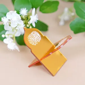 Elegante gouden acryl islamitische boekenstandaard voor de koran met bloemen